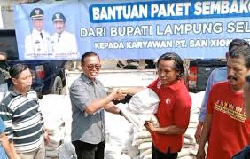 Pemkab Lampung Selatan saat menyalurkan bantuan kepada karyawan PT San Xiong Steel Indonesia