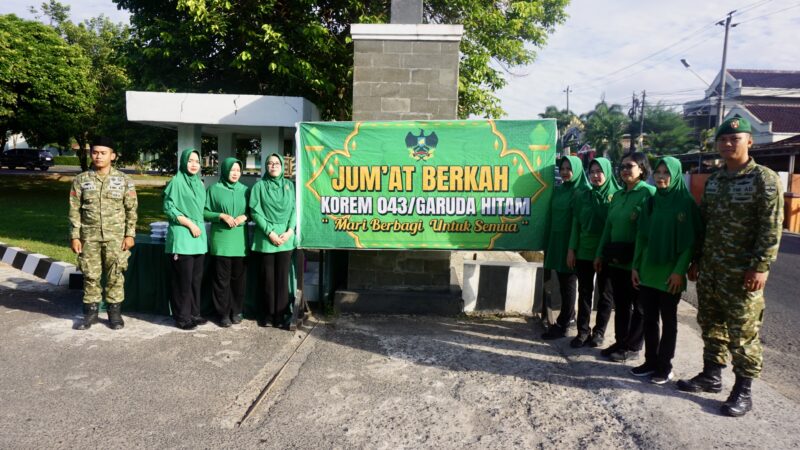 Jumat Berkah Persit KCK Koorcab Rem 043 PD XXI/Radin Inten, Tebar Kepedulian Melalui Aksi Berbagi